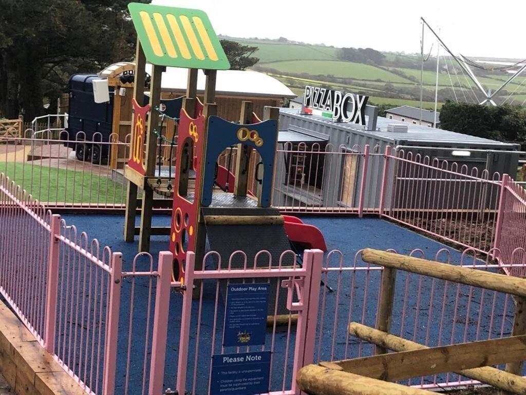 Exclusive 3 Bedroom Caravan, Sleeps 8 People At Parkdean Newquay Holiday Park, Cornwall, Uk 외부 사진